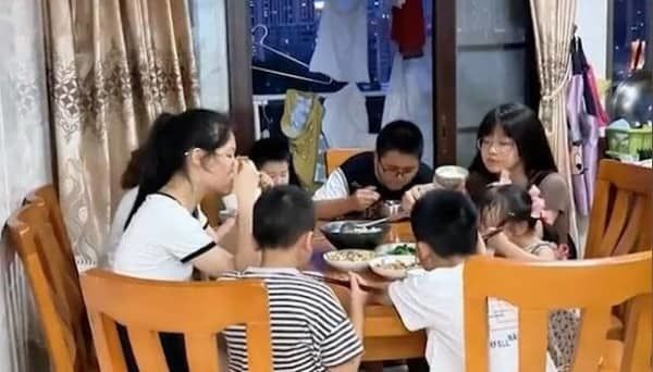 13 người cháu về nhà ông bà nghỉ hè: Vài ngày đã bay 18kg gạo