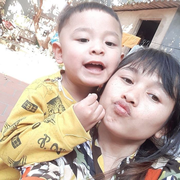 Mẹ tí hon U29 cao 1,2 mét: Bị hiểu lầm là con của chồng