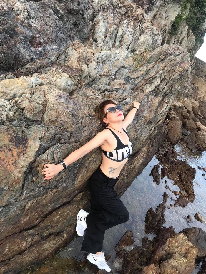 Mẹ chồng quốc dân: Diện áo croptop, quần 1 gang tay quẩy tưng bừng