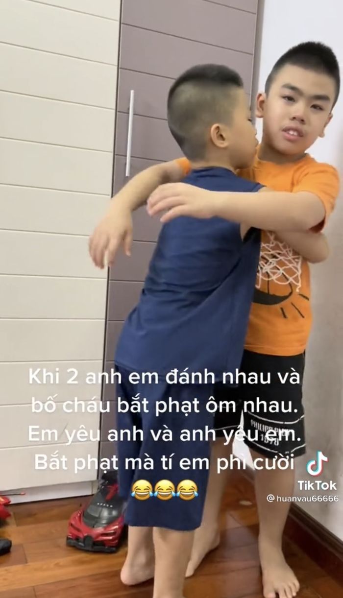Hai anh em giận dỗi nhau bị bố bắt phạt: Vừa mếu máo khóc vừa ôm nhau