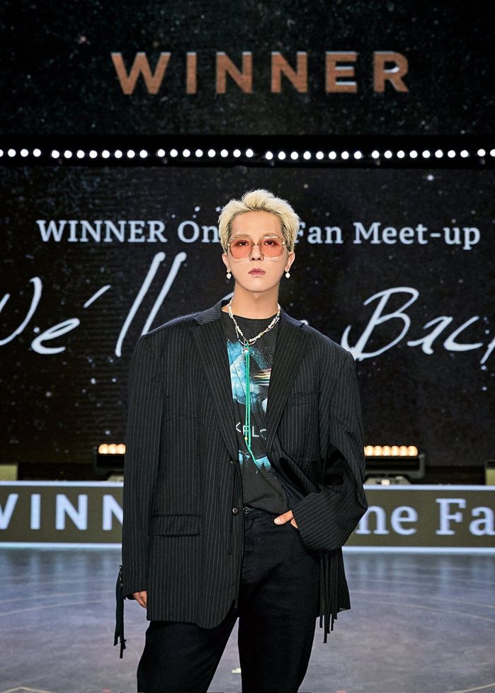 Idol suýt ra mắt trong nhóm khác: Mino từng là thành viên Block B