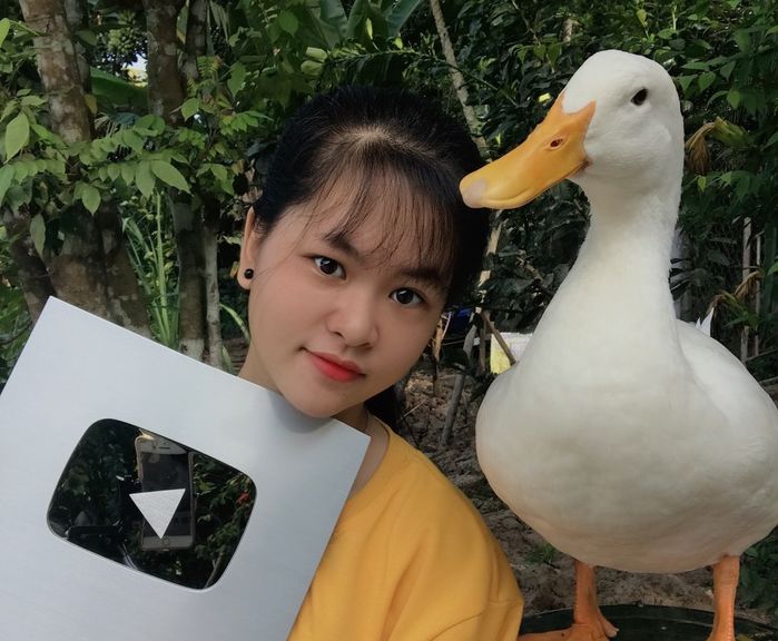 3 YouTuber đổi đời: Người xấy nhà tiền tỷ, người mua ô tô