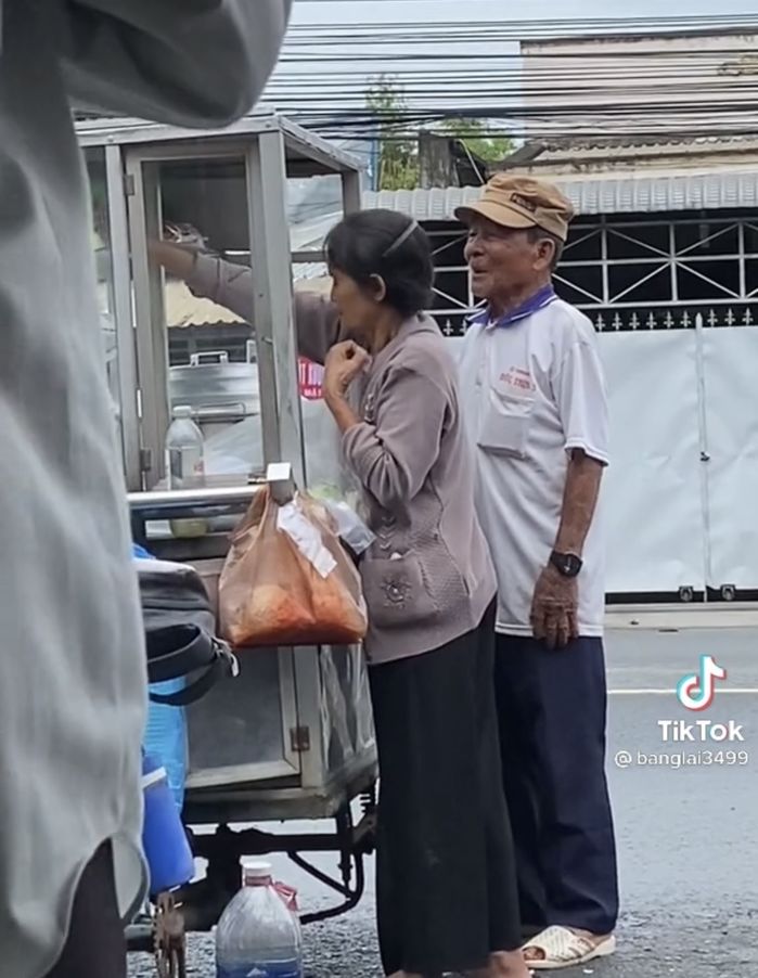 Clip cụ ông xoa tóc cụ bà bên gánh hàng rong gây cảm động