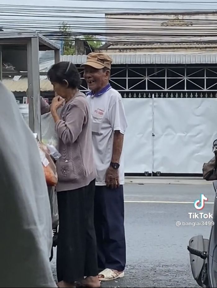 Clip cụ ông xoa tóc cụ bà bên gánh hàng rong gây cảm động