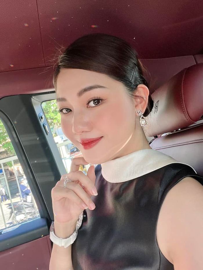 Hoa, Á hậu vội theo chồng sau đăng quang: Tường San tái xuất showbiz