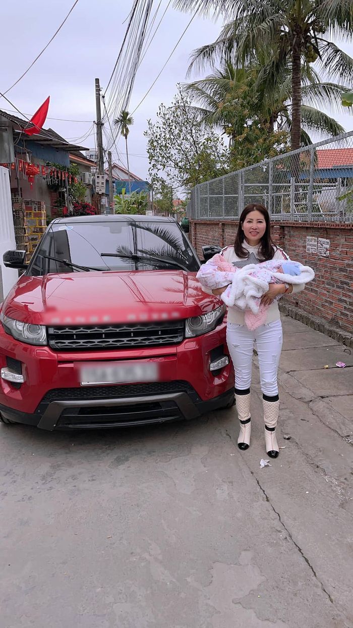 Ai làm lại mẹ Phạm Hương: bà của 5 đứa cháu vẫn diện đồ tắm cực nuột