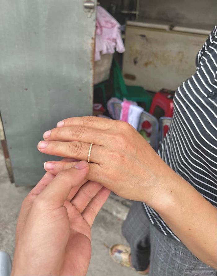 Ấm lòng con trai tự tay chế tác nhẫn cưới từ kim loại cho bố mẹ