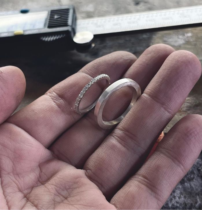 Ấm lòng con trai tự tay chế tác nhẫn cưới từ kim loại cho bố mẹ