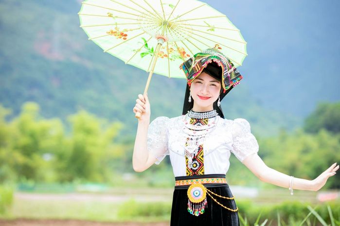 Ảnh hot sao Việt 12/7: Hoa hậu Ngọc Châu giản dị về thăm nhà