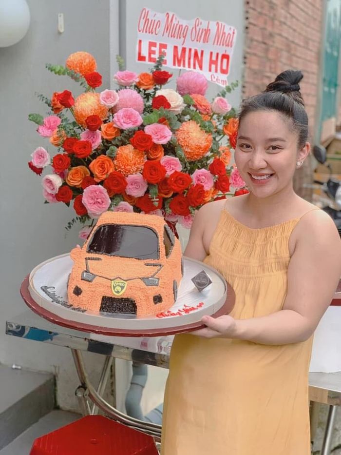 Ảnh hot sao Việt 12/7: Hoa hậu Ngọc Châu giản dị về thăm nhà
