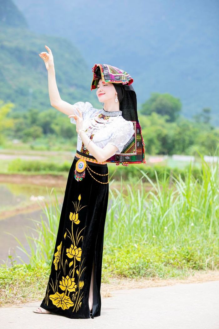 Ảnh hot sao Việt 12/7: Hoa hậu Ngọc Châu giản dị về thăm nhà