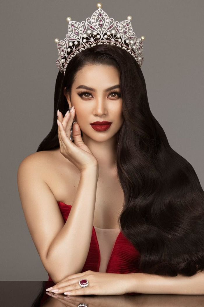 Ảnh hot sao Việt 14/7: Phạm Hương đội vương miện sau 4 năm cất tủ