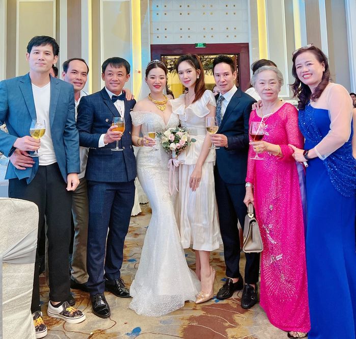 Ảnh hot sao Việt 17/7: Phạm Hương chụp ảnh cưới giấu mặt ông xã