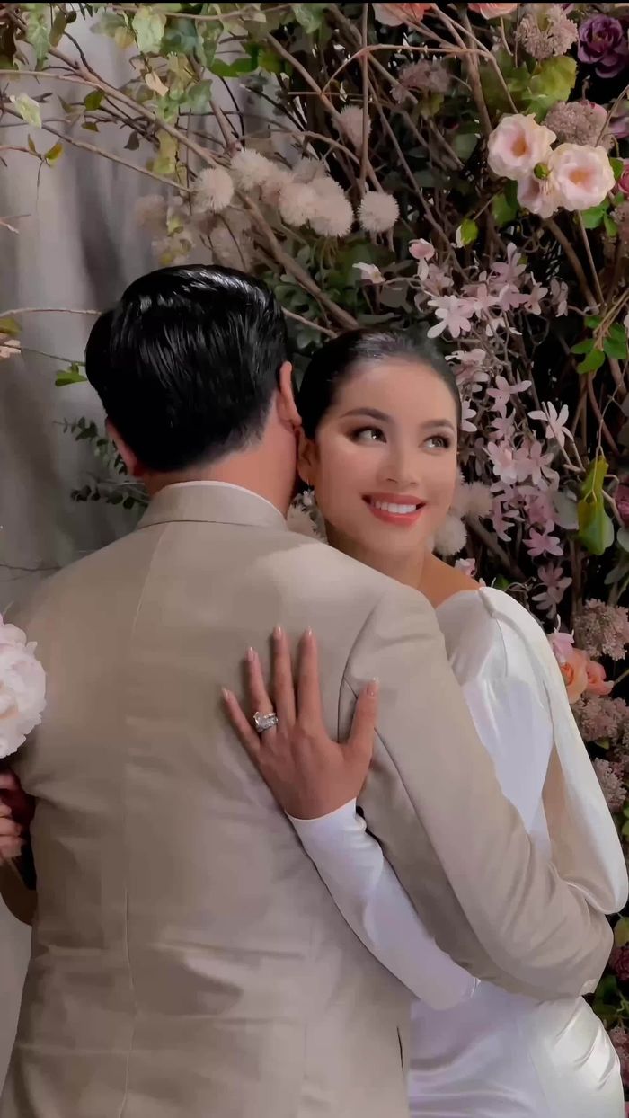 Ảnh hot sao Việt 17/7: Phạm Hương chụp ảnh cưới giấu mặt ông xã