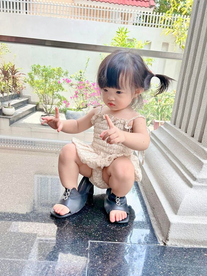 Ảnh hot sao Việt 19/7: Khánh Vân thân thiết bên Phạm Hương