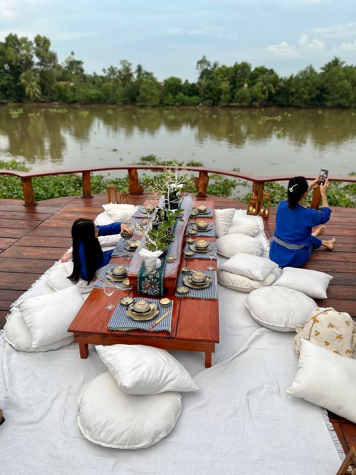 Ảnh hot sao Việt 25/7: Thùy Tiên thả dáng chanh sả ở Romani