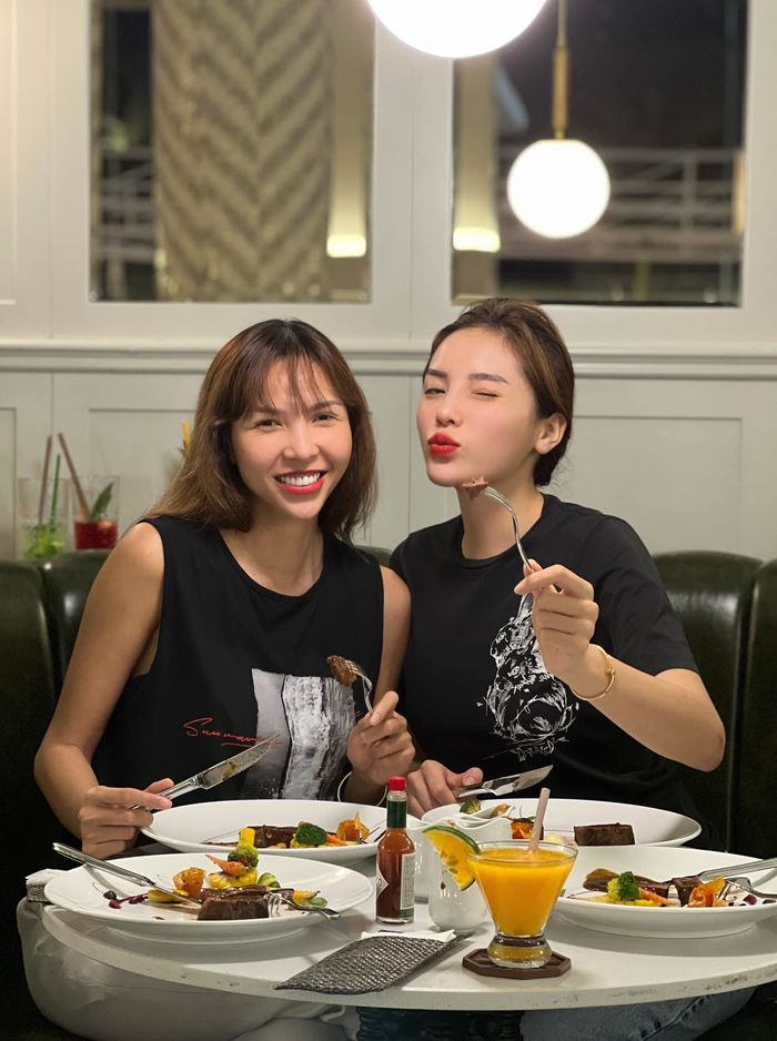 Ảnh hot sao Việt 27/7: Dàn sao đổ bộ tiệc mừng của Khánh Vân