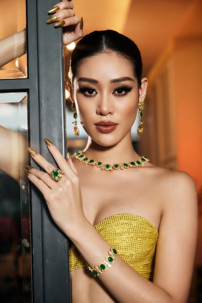 Ảnh hot sao Việt 9/7: Khánh Vân tự lên đồ với áo chưa đầy 1 gang tay