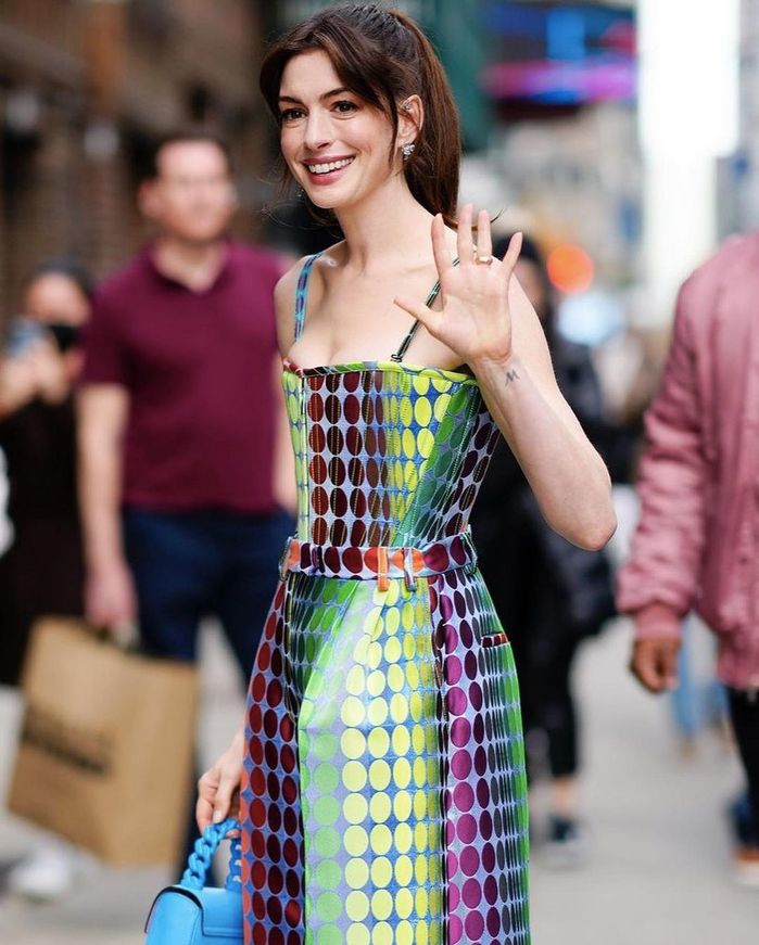 Anne Hathaway diện outfit sặc sỡ, khó nhằn: Hồng, vàng đều cân tất