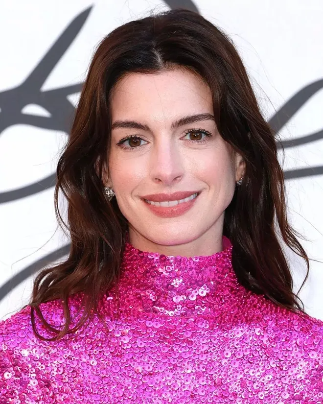 Anne Hathaway diện outfit sặc sỡ, khó nhằn: Hồng, vàng đều cân tất