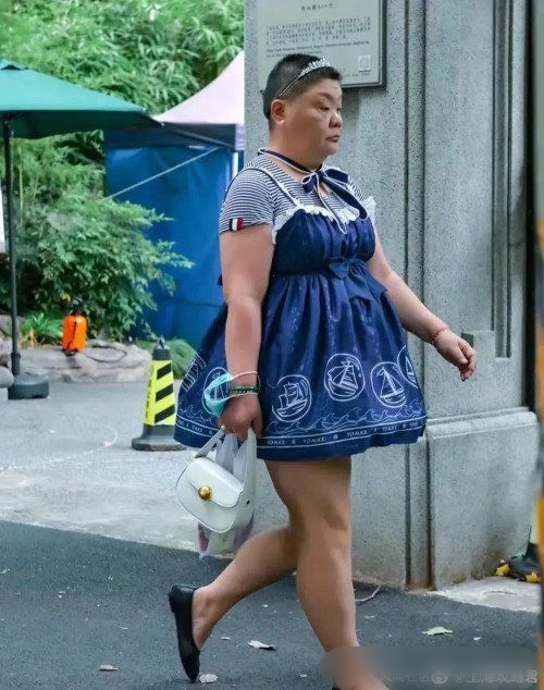 Người phụ nữ U70 vẫn thích diện váy rực rỡ, tự tin khắp mọi con phố
