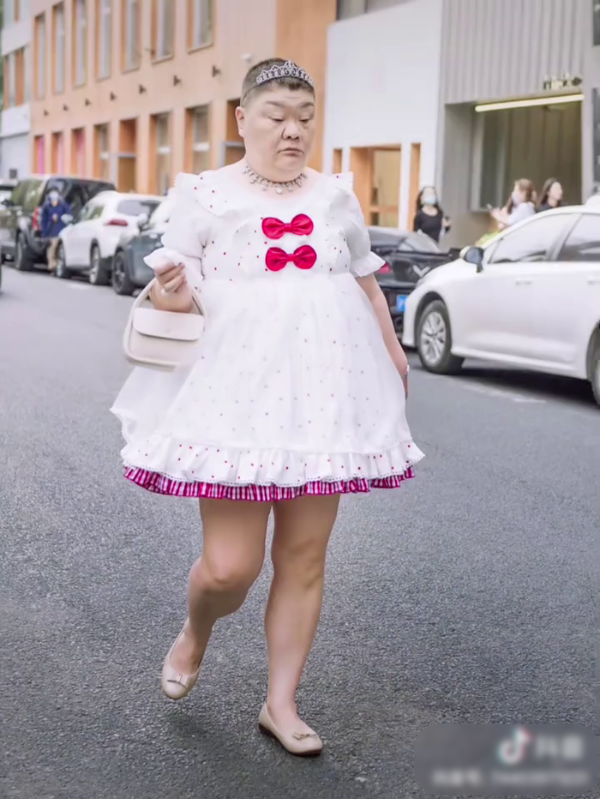 Người phụ nữ U70 vẫn thích diện váy rực rỡ, tự tin khắp mọi con phố