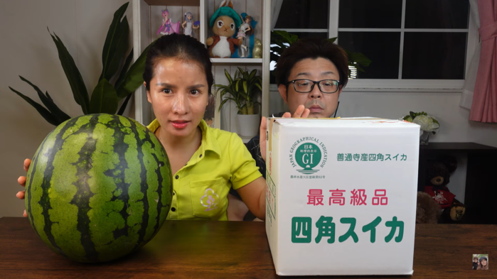 Bà Nhân chi gần 3 triệu ăn thử dưa hấu vuông đắt nhất thế giới