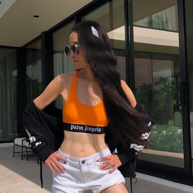 Bà tiên váy cưới hô biến thành gái trẻ: U80 diện toàn váy khoe body
