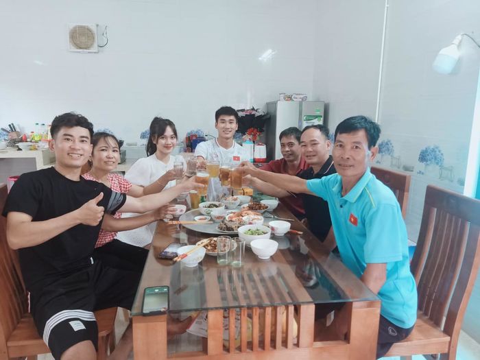 Bạn gái Nhâm Mạnh Dũng thả dáng hút mắt khi đi du lịch