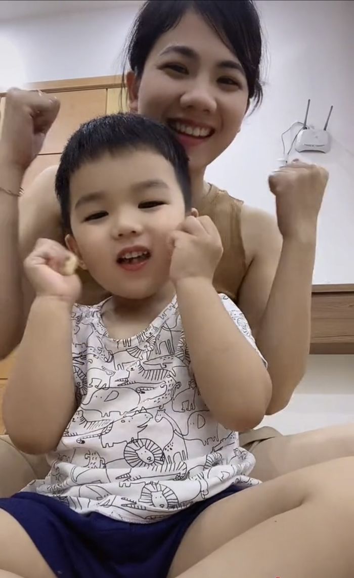 Người vợ kế yêu thương con riêng của chồng như con ruột gây cảm động