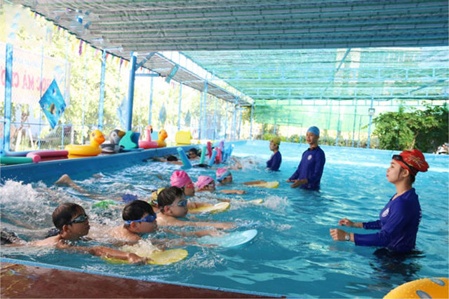 Đang giả vờ qua mặt phóng viên, con gái nói một câu làm bố tẽn tò