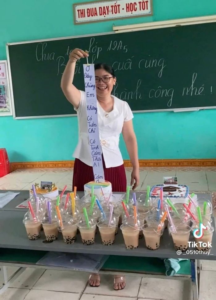 Buổi học cuối cùng, cô giáo bật khóc: Chúng em chỉ có tình cảm thôi