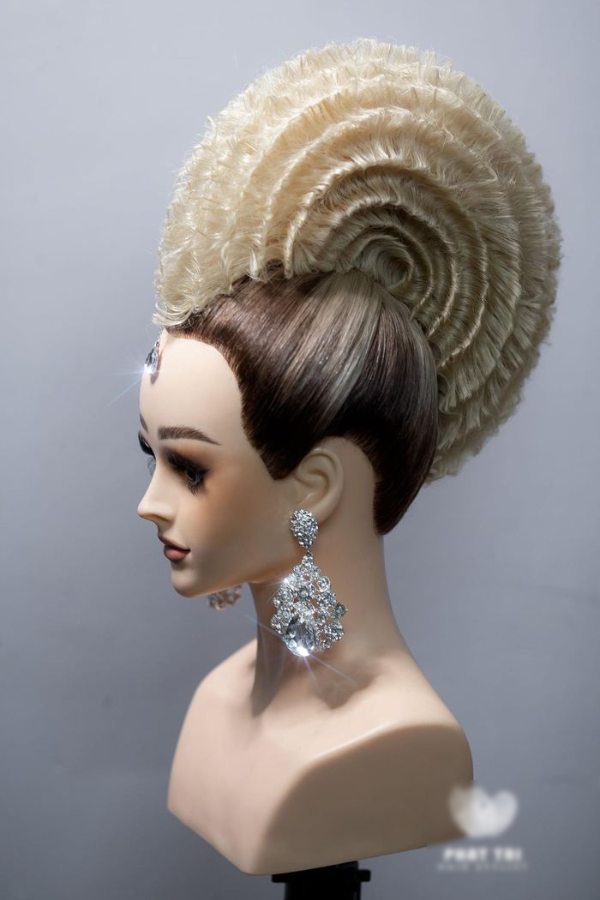 Phù thủy tóc miền Tây với những kiệt tác tóc đầy ấn tượng