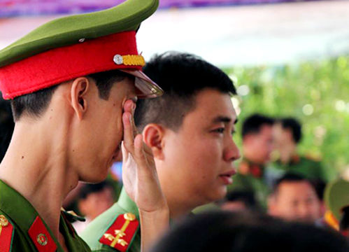 Cảm động hình ảnh những chiến sĩ PCCC lao vào lửa cứu người