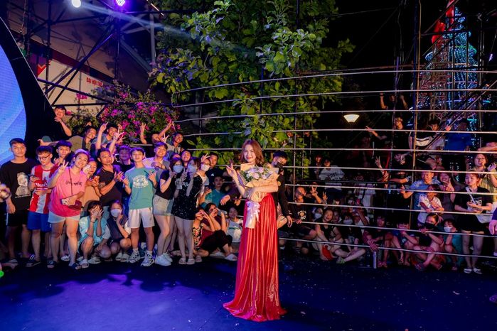 Cận cảnh đôi cà kheo nhìn như chiếc ghế gỗ mini của Hoà Minzy