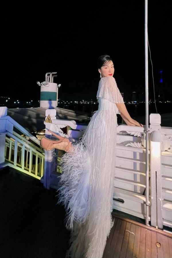 Cận cảnh đôi cà kheo nhìn như chiếc ghế gỗ mini của Hoà Minzy