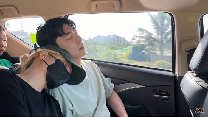 Gặp mẹ vợ tương lai, chàng rể Hàn bất ngờ quỳ rạp gối, cúi chào