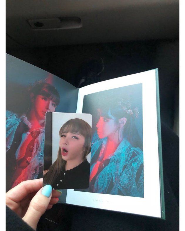 Những chiếc photocard độc lạ của idol Kpop: Tzuyu để râu nam tính