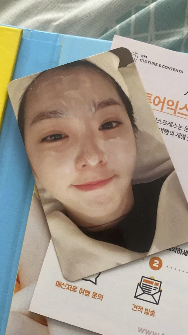 Những chiếc photocard độc lạ của idol Kpop: Tzuyu để râu nam tính