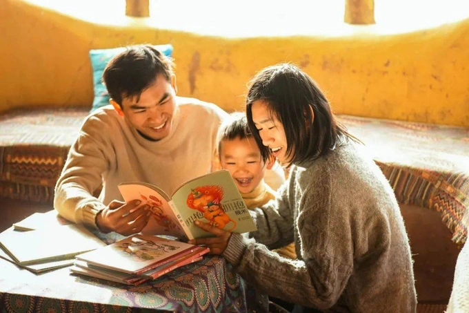 Chán ở phố, hai vợ chồng về quê nhào đất xây nhà như truyện cổ tích