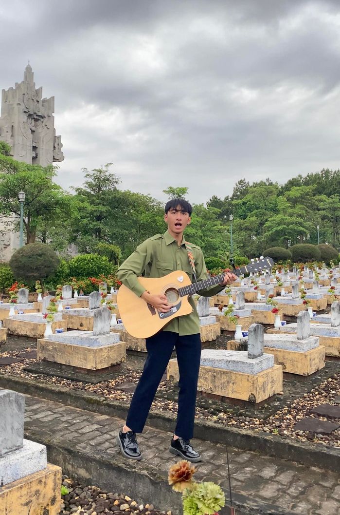 Chàng trai Genz ôm đàn hát tại nghĩa trang: Đẹp trai lại giỏi giang