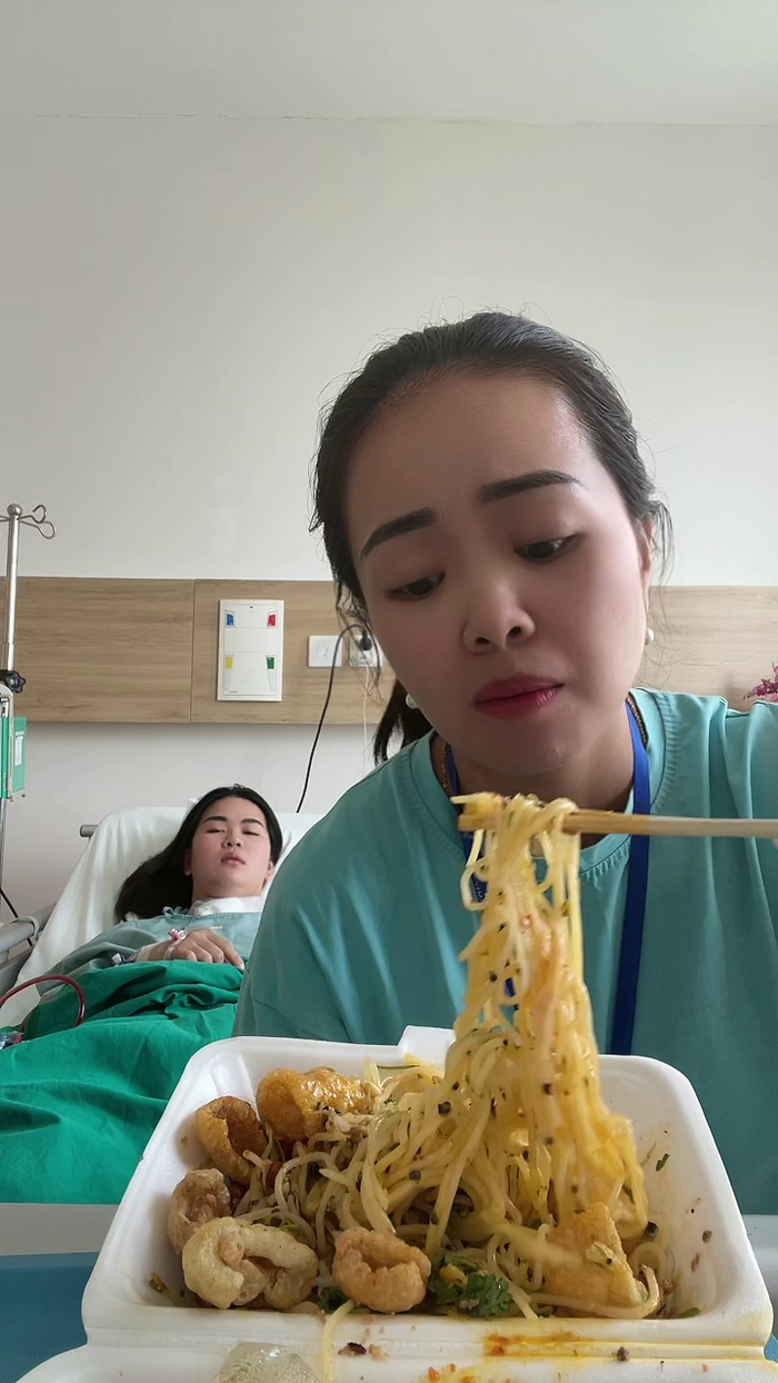 Chị chồng đáng đồng tiền bát gạo: Chăm em dâu ốm, chị ăn toàn đồ ngon