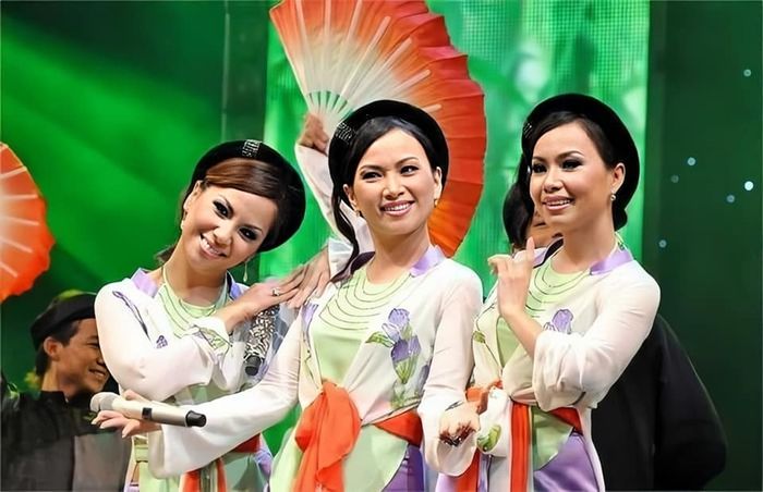 Chị em tài sắc trong Vbiz: Nữ hoàng ảnh lịch Diễm My và chị đẹp xỉu