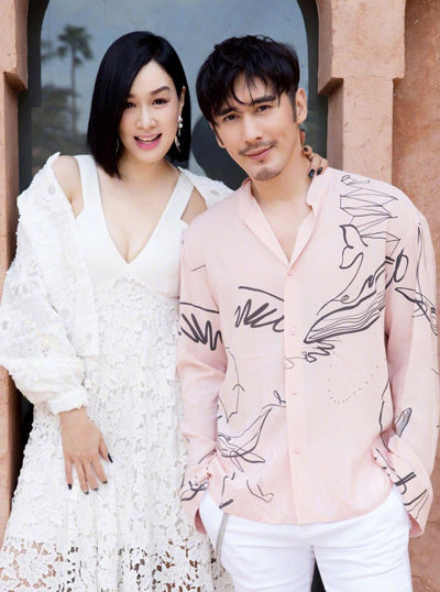Chung Lệ Đề: 52 tuổi vẫn mặn mà, fan khuyên đừng cưa sừng làm nghé