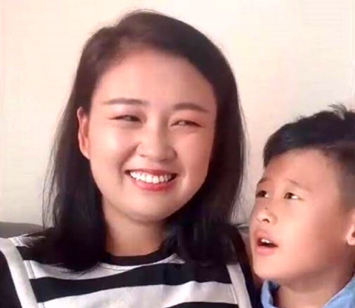 Muôn thuở chuyện học của con: Mẹ bật khóc vì dạy mãi con vẫn đội sổ