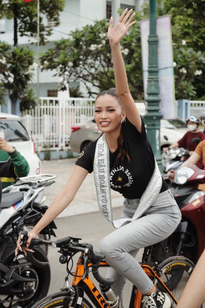 Chuyến homecoming của Ngọc Châu: không đi xe bò, hô to 70 mãi đỉnh