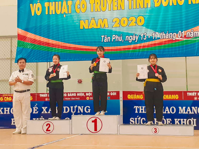 Có con gái là tuyển thủ, ông bố gọi điện cho họ hàng khoe từng tấm HCV