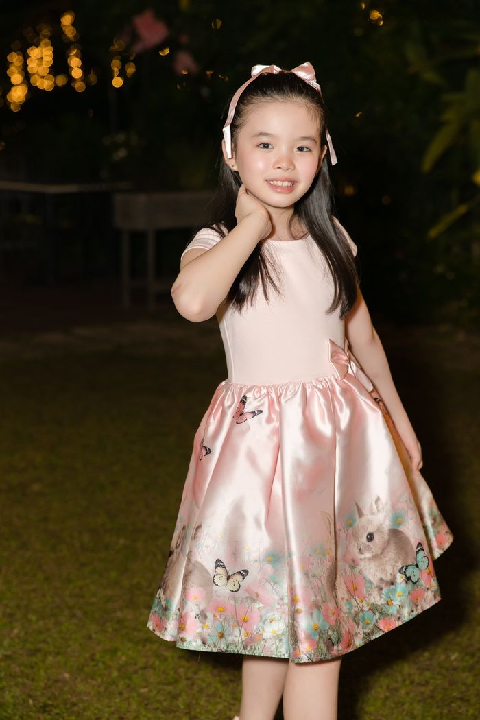 Có mẹ chăm chút: con gái 9 tuổi của Phương Trinh Jolie mặc gì cũng đẹp