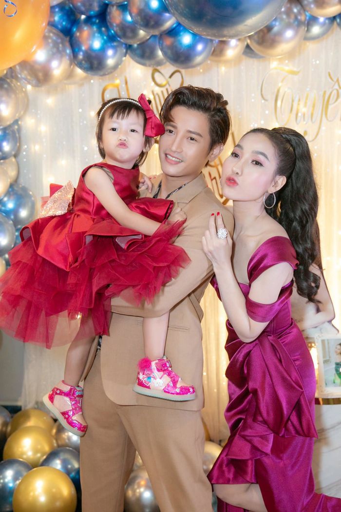 Cô vợ nhận bó hoa sinh nhật toàn sổ đỏ, sương sương 50 cuốn chứ mấy