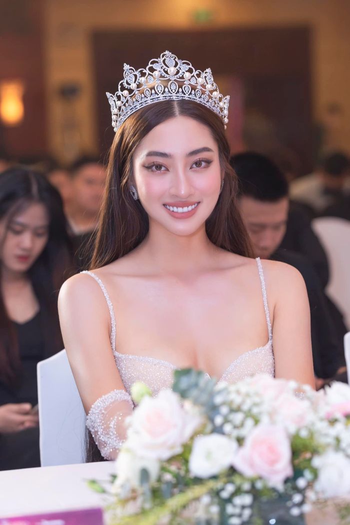 Trước khi hết nhiệm kì, Lương Thùy Linh tốt nghiệp ĐH bằng xuất sắc